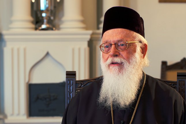 Ο Αρχιεπίσκοπος Αλβανίας μεταφέρεται με C130 στον Ευαγγελισμό