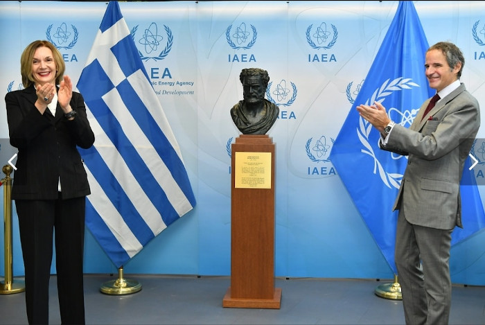 Προτομή του αρχαίου έλληνα φιλοσόφου Δημοκρίτου κοσμεί την έδρα του ΔΟΑΕ